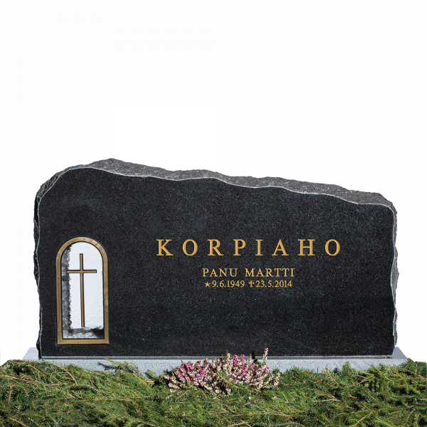 Musta hautakivi, nimi ja päivämäärät.