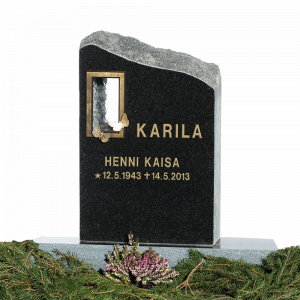 Musta hautakivi, nimi ja päivämäärät.