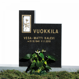 Musta hautakivi, kukka ja nimet.