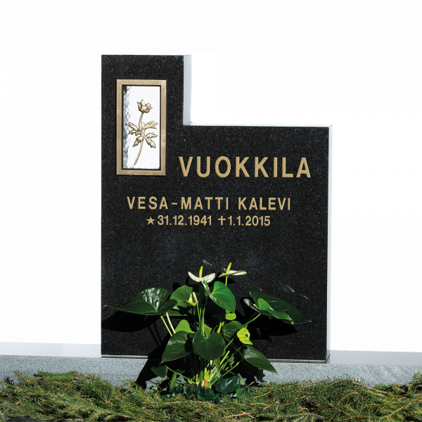 Musta hautakivi, kukka ja nimet.